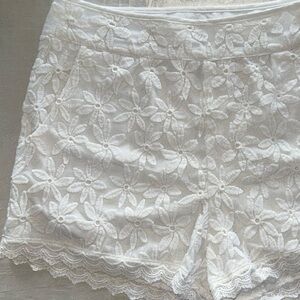 Monteau Floral Lace Overlay Shorts Ivory Embroidered Daisy Print Side Zip Sz L